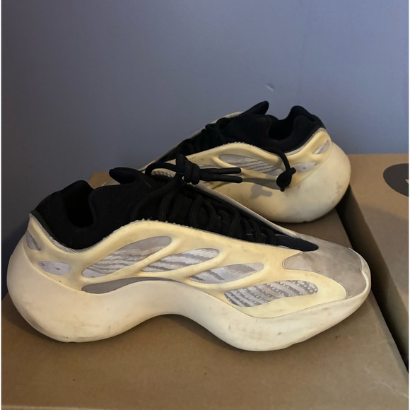 YEEZY 700 V3 AZAEL